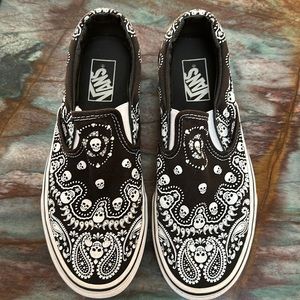 Vans Shoes - Black Flash Skulls Classic. W 9.5. M 8. Pristine condition!